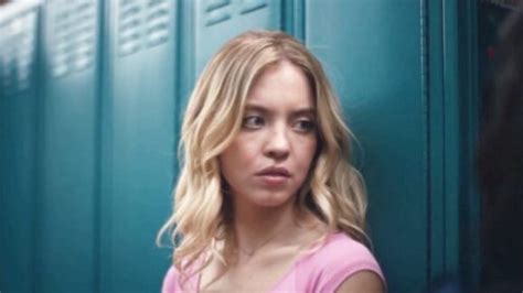 Sydney Sweeney shares more images from her steamy cherry。